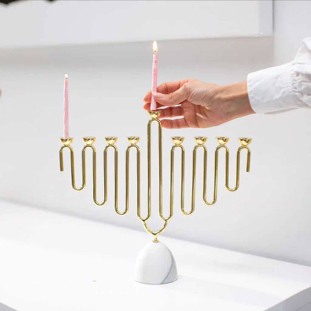 Coluna Carrara Marble & Gold Menorah Menorah