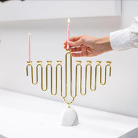 Coluna Carrara Marble & Gold Menorah. 