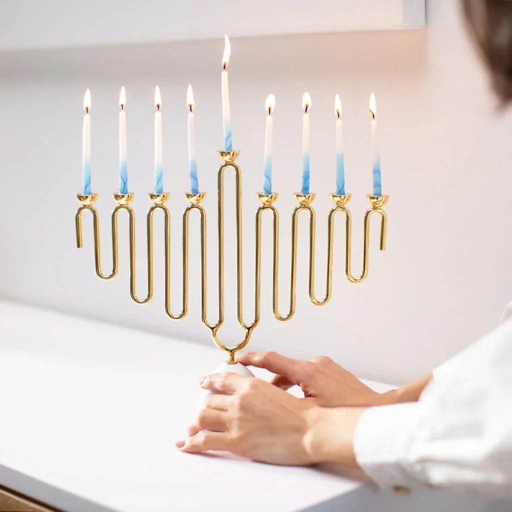 Coluna Carrara Marble & Gold Menorah Menorah