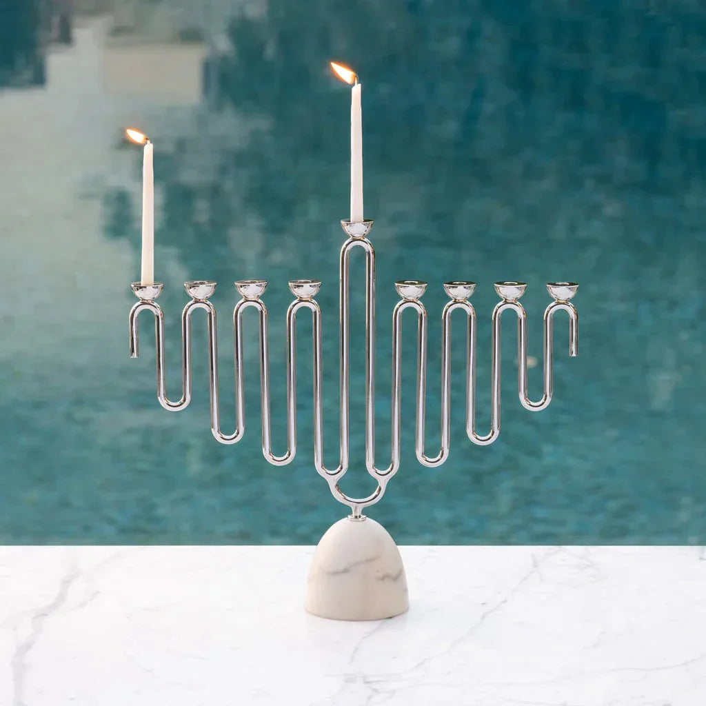 Coluna Carrara Marble & Silver Menorah Menorah